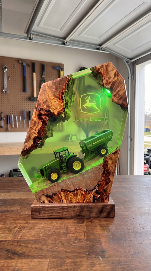 John Deere 8240 (PRE-ORDER)